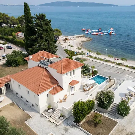 Mali Raj فيلة Kaštela